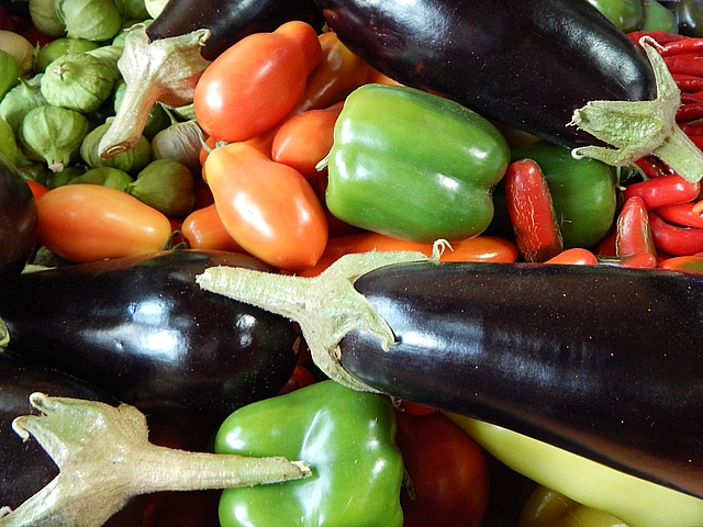 Unripened produce can still land in the kitchen instead of the compost. With the right timing, you can enjoy every last late-season vegetable. Read more about wrapping up the garden.